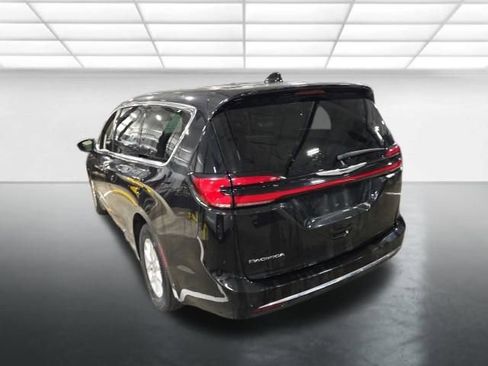 Used 2023 Chrysler Pacifica Touring-L FWD image 6