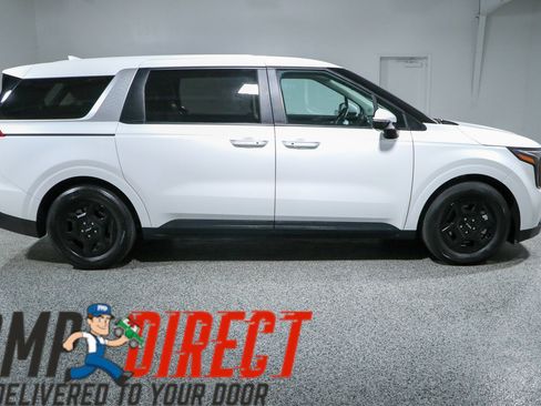 Used 2025 Kia Carnival FWD image 6