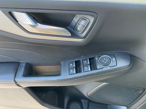 Used 2021 Ford Escape SE image 4