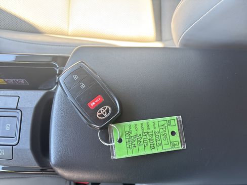 Used 2023 Toyota Prius XLE FWD image 29