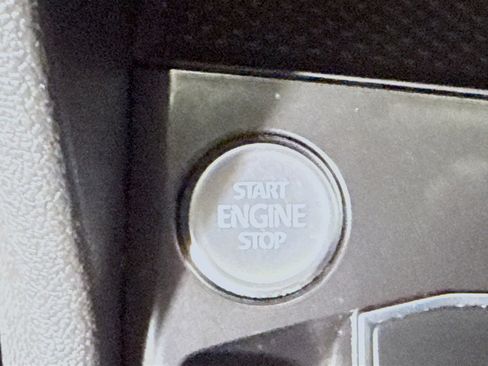 Used 2020 Volkswagen Tiguan SE image 21