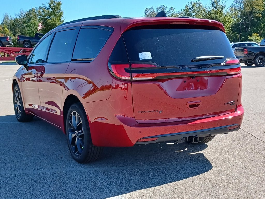New 2027 Chrysler Pacifica Limited w/ Family Tech Group AWD/4WD image 3