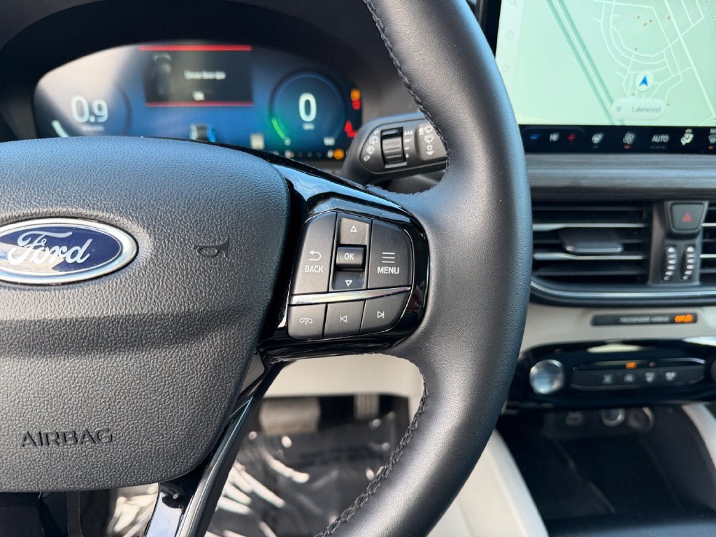 Used 2025 Ford Escape Platinum AWD/4WD image 16