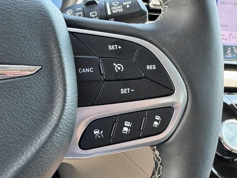 Used 2024 Chrysler Pacifica Touring-L FWD image 21