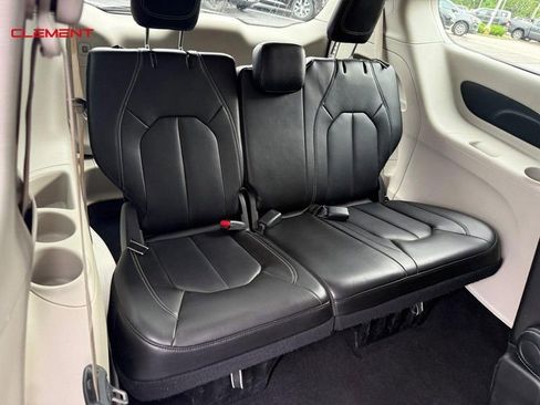 Used 2024 Chrysler Pacifica Touring-L FWD image 13