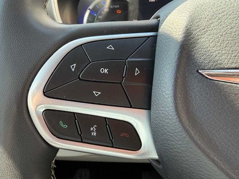 Used 2023 Chrysler Pacifica Touring-L FWD image 16