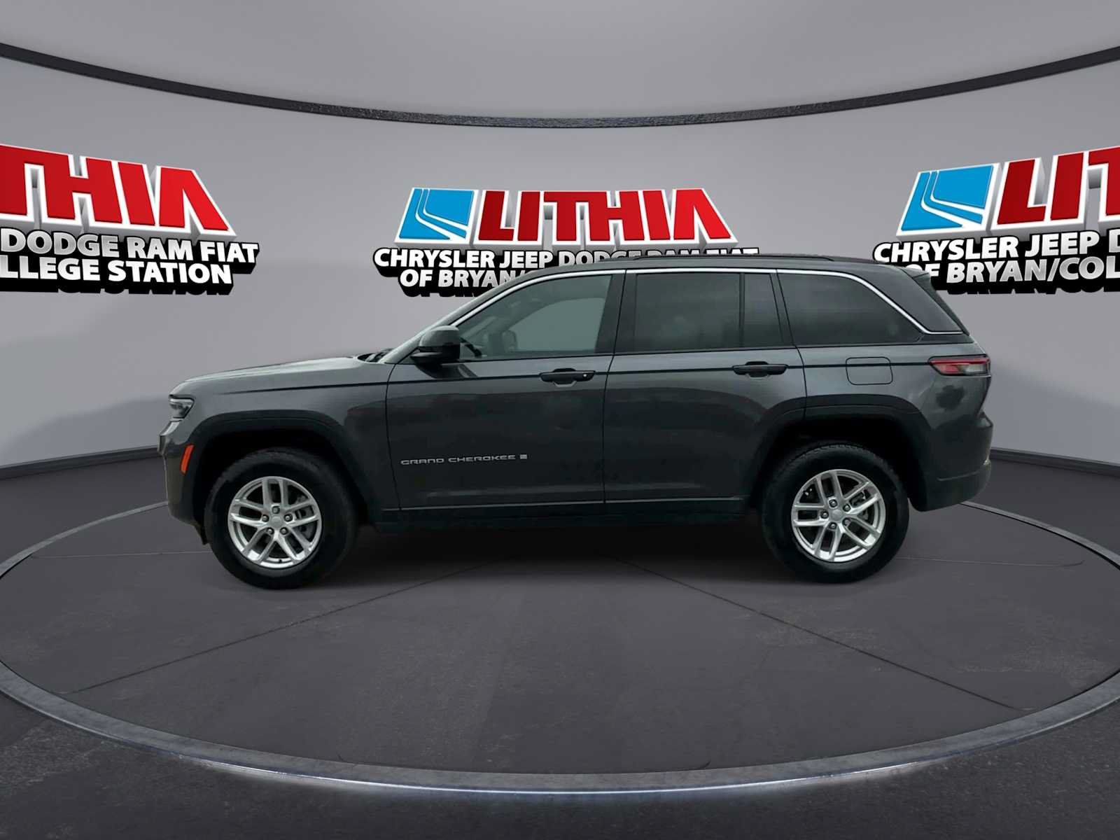 Used 2024 Jeep Grand Cherokee Laredo X w/ Trailer Tow Package AWD/4WD image 5