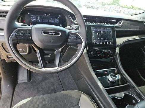 Used 2025 Jeep Grand Cherokee Altitude AWD/4WD image 17