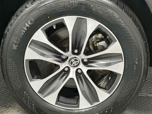 Used 2020 Toyota Highlander XLE AWD/4WD image 21