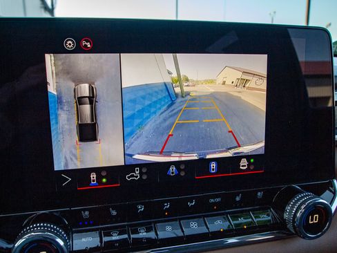 Used 2025 GMC Canyon AT4 w/ Technology Plus Package AWD/4WD image 17