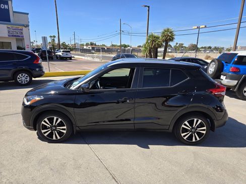 Used 2019 Nissan Kicks SV image 2