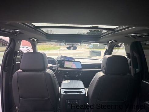 Used 2025 Chevrolet Suburban High Country AWD/4WD image 24