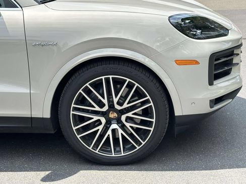 Certified 2025 Porsche Cayenne E-Hybrid AWD/4WD image 9