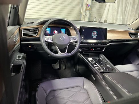 Used 2024 Volkswagen Atlas SE image 19