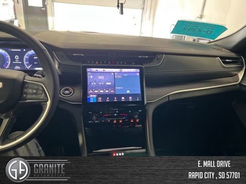 Used 2025 Jeep Grand Cherokee Limited w/ Black Appearance Package AWD/4WD image 13