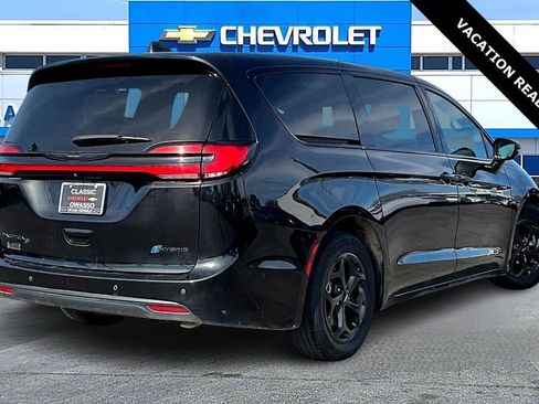 Used 2022 Chrysler Pacifica Limited w/ Uconnect Theater Family Group image 5