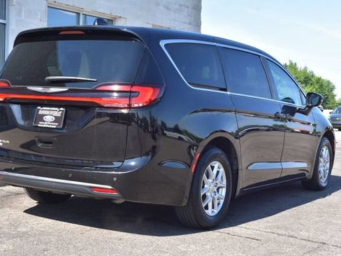 Used 2024 Chrysler Pacifica Touring-L FWD image 9