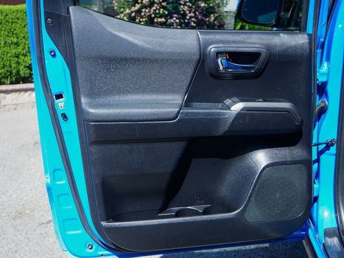 Used 2020 Toyota Tacoma TRD Off-Road w/ Technology Package image 31