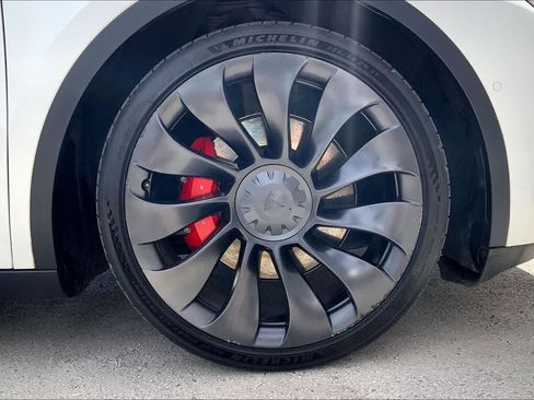 Used 2022 Tesla Model Y Performance image 9