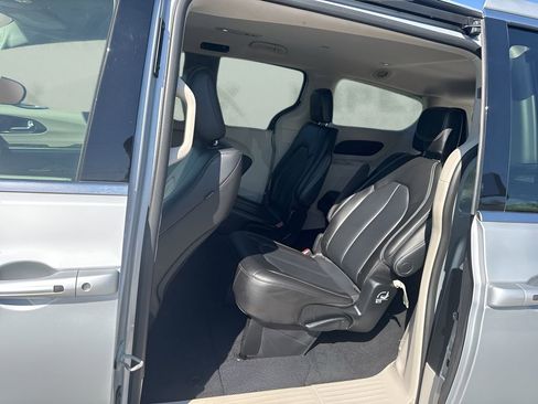 Used 2023 Chrysler Pacifica Touring-L FWD image 29