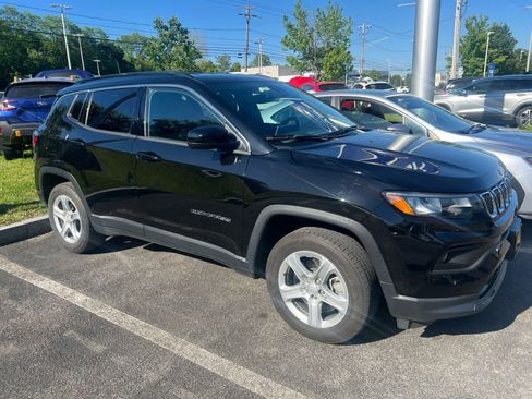 Used 2023 Jeep Compass Latitude w/ Convenience Group AWD/4WD image 1