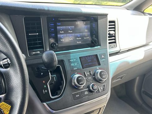 Used 2017 Toyota Sienna LE FWD image 28