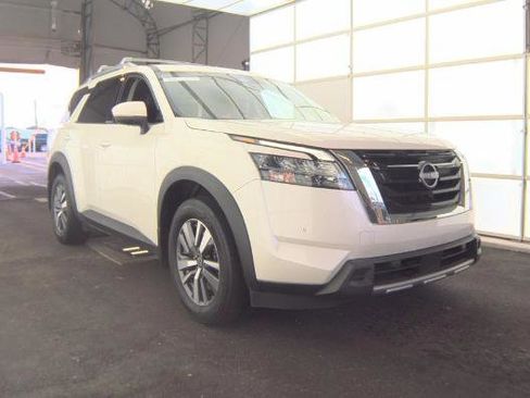 Used 2023 Nissan Pathfinder SL FWD image 3
