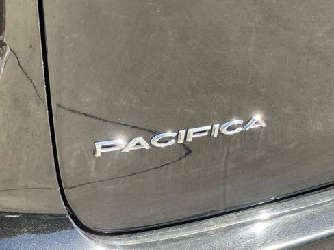 Used 2024 Chrysler Pacifica Limited FWD image 38