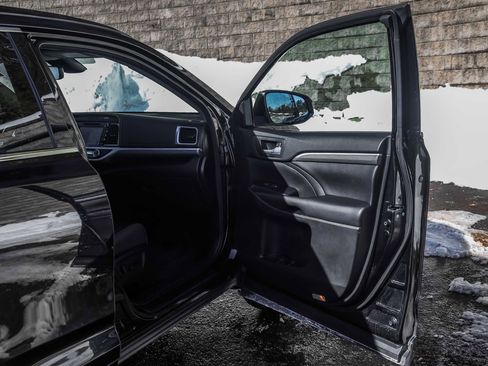 Used 2018 Toyota Highlander SE image 15