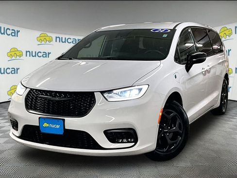 Used 2024 Chrysler Pacifica Limited FWD image 3
