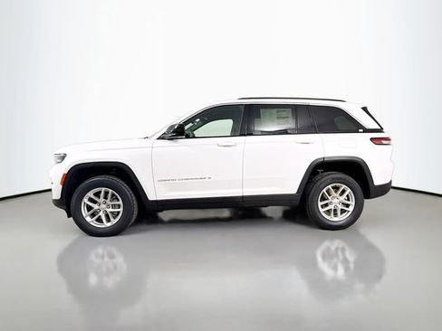 New 2025 Jeep Grand Cherokee Laredo image 4