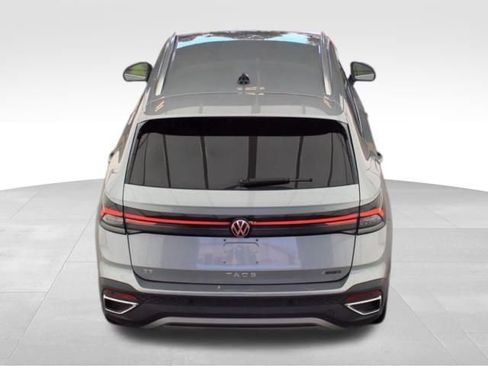 Used 2025 Volkswagen Taos SE AWD/4WD image 8