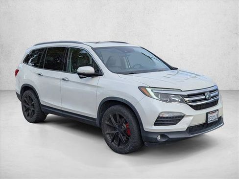 Used 2018 Honda Pilot Touring image 3