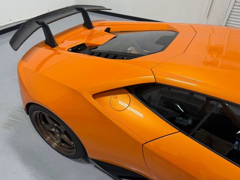 Used 2018 Lamborghini Huracan Performante AWD/4WD image 15