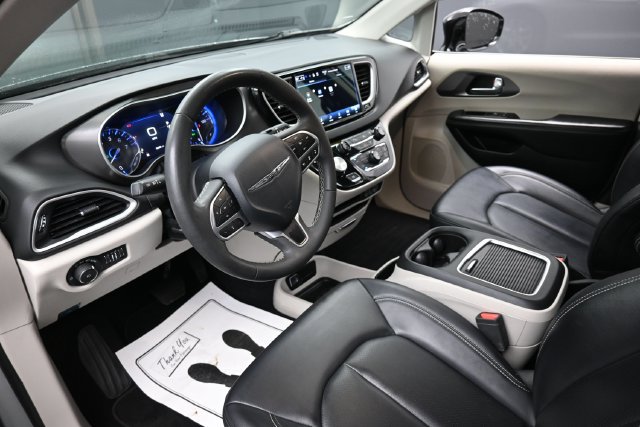 Used 2024 Chrysler Pacifica Touring-L FWD image 19