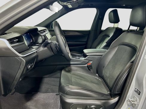 Used 2025 Jeep Grand Cherokee Altitude RWD image 18