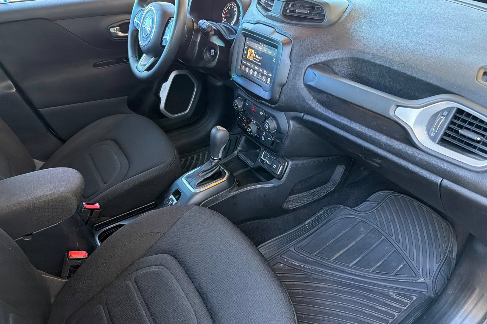Used 2020 Jeep Renegade Latitude w/ Popular Equipment Group FWD image 16
