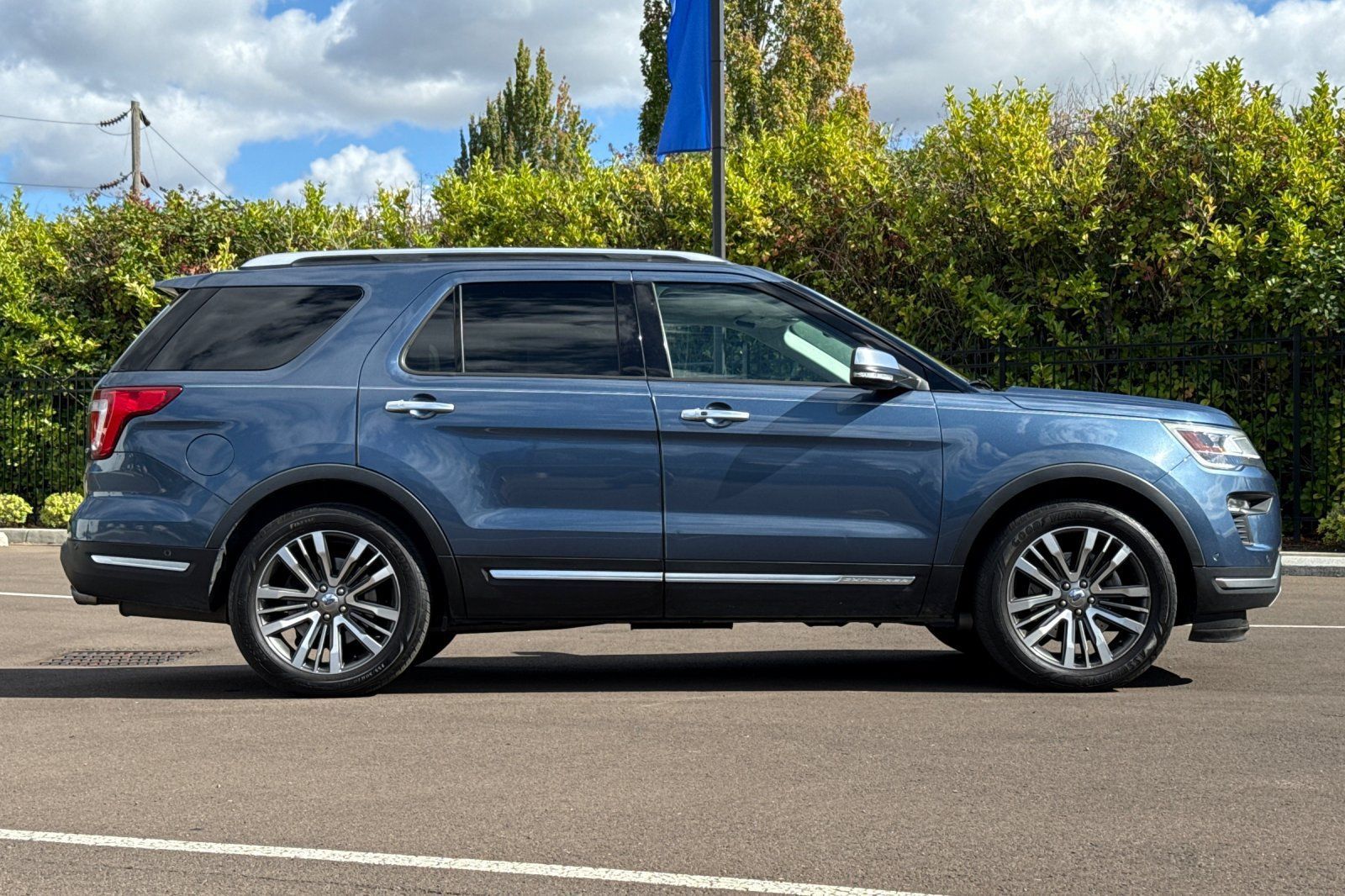 Used 2018 Ford Explorer Platinum AWD/4WD image 3