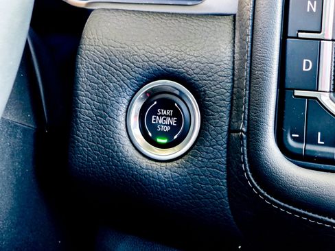 Used 2024 GMC Yukon XL Denali image 31