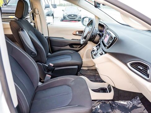 Used 2024 Chrysler Voyager LX image 19