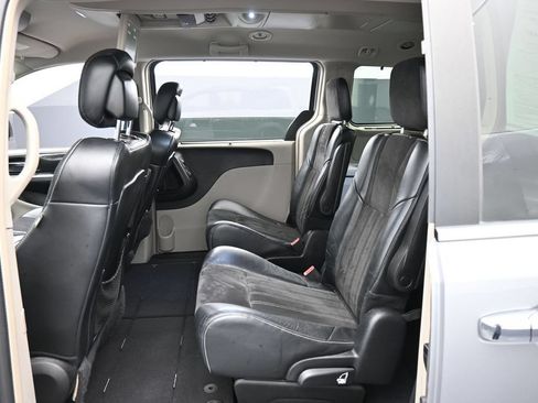 Used 2014 Chrysler Town & Country Touring-L FWD image 24