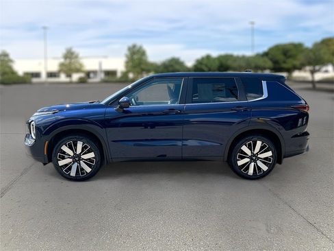 New 2025 Mitsubishi Outlander SE image 4