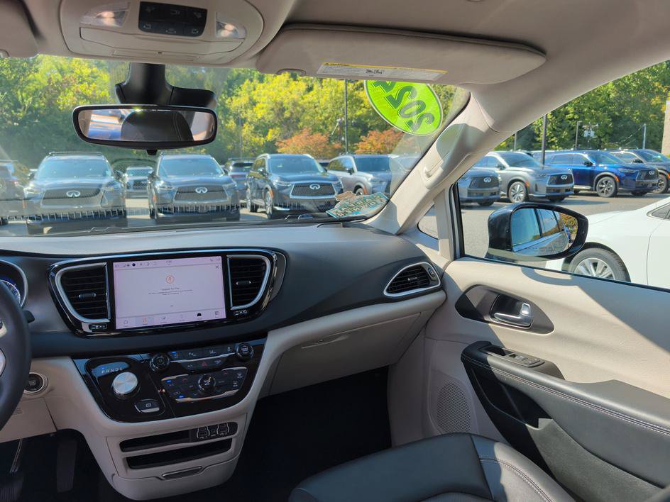 Used 2024 Chrysler Pacifica Touring-L FWD image 10