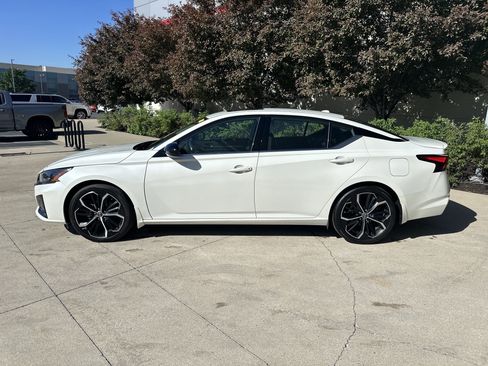 Used 2023 Nissan Altima 2.5 SR w/ SR Premium Package FWD image 9
