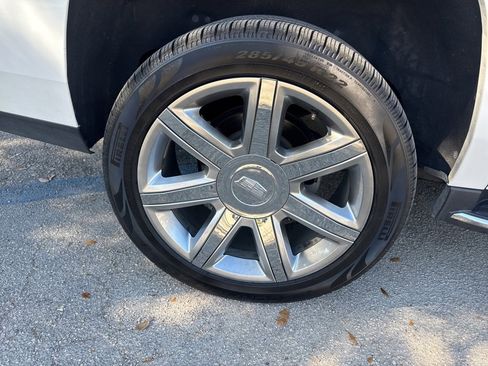 Used 2019 Cadillac Escalade ESV Premium Luxury image 9