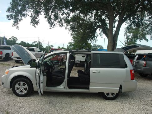 Used 2010 Dodge Grand Caravan SXT FWD image 10