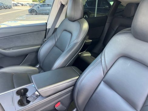 Used 2022 Tesla Model Y Long Range image 9