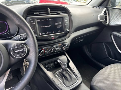 Used 2025 Kia Soul LX w/ LX Technology Package FWD image 18