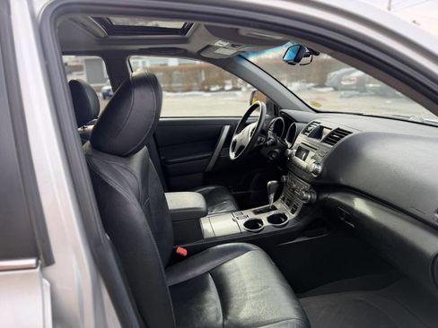 Used 2012 Toyota Highlander SE w/ Tow Pkg image 10
