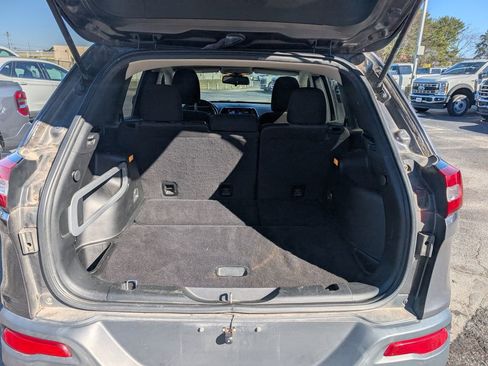 Used 2017 Jeep Cherokee Sport image 7